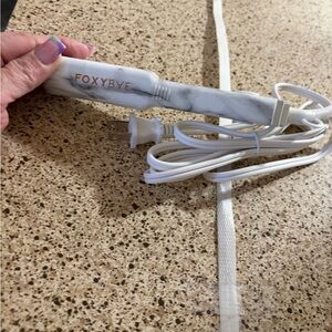 FoxyBae White Curling Wand